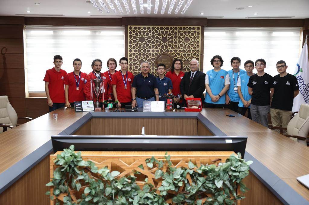 TEKNOFEST’İN YILDIZLARI BAŞKAN GÜLER’İ ZİYARET ETTİ